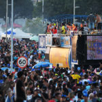 Os principais blocos desta terça-feira de carnaval (13) iniciaram as atividades à tarde. De acordo com a Secretaria da Segurança Pública e da Paz Social, o público da Baratona e do Raparigueiros era de 6 mil pessoas por volta das 17 horas.