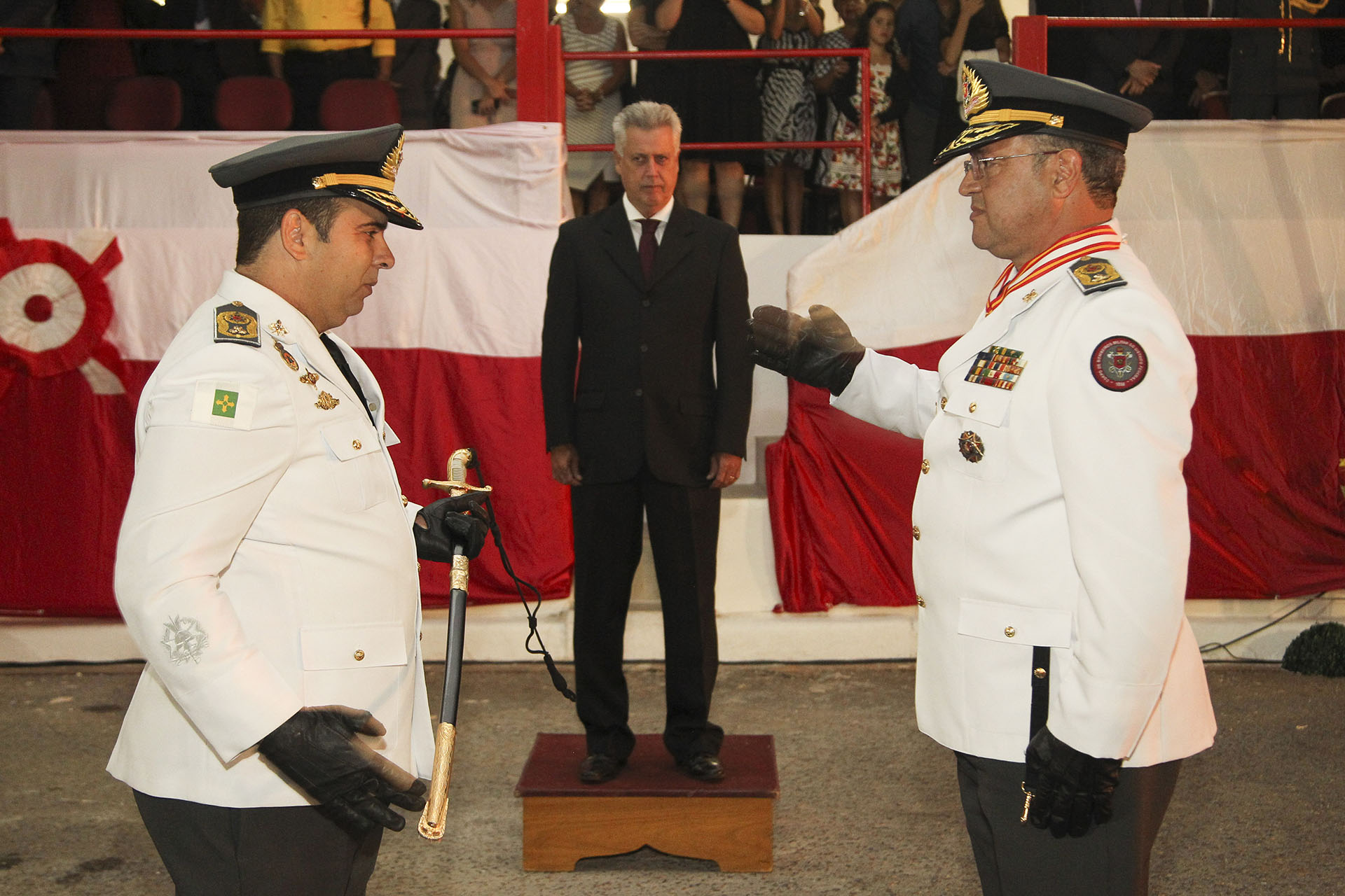 O governador Rollemberg participou da cerimônia de troca de chefia do CBMDF, com a passagem de comando do coronel Hamilton Esteves Júnior para o novo comandante-geral da corporação, o coronel Luiz Cláudio Barbosa e Castro.