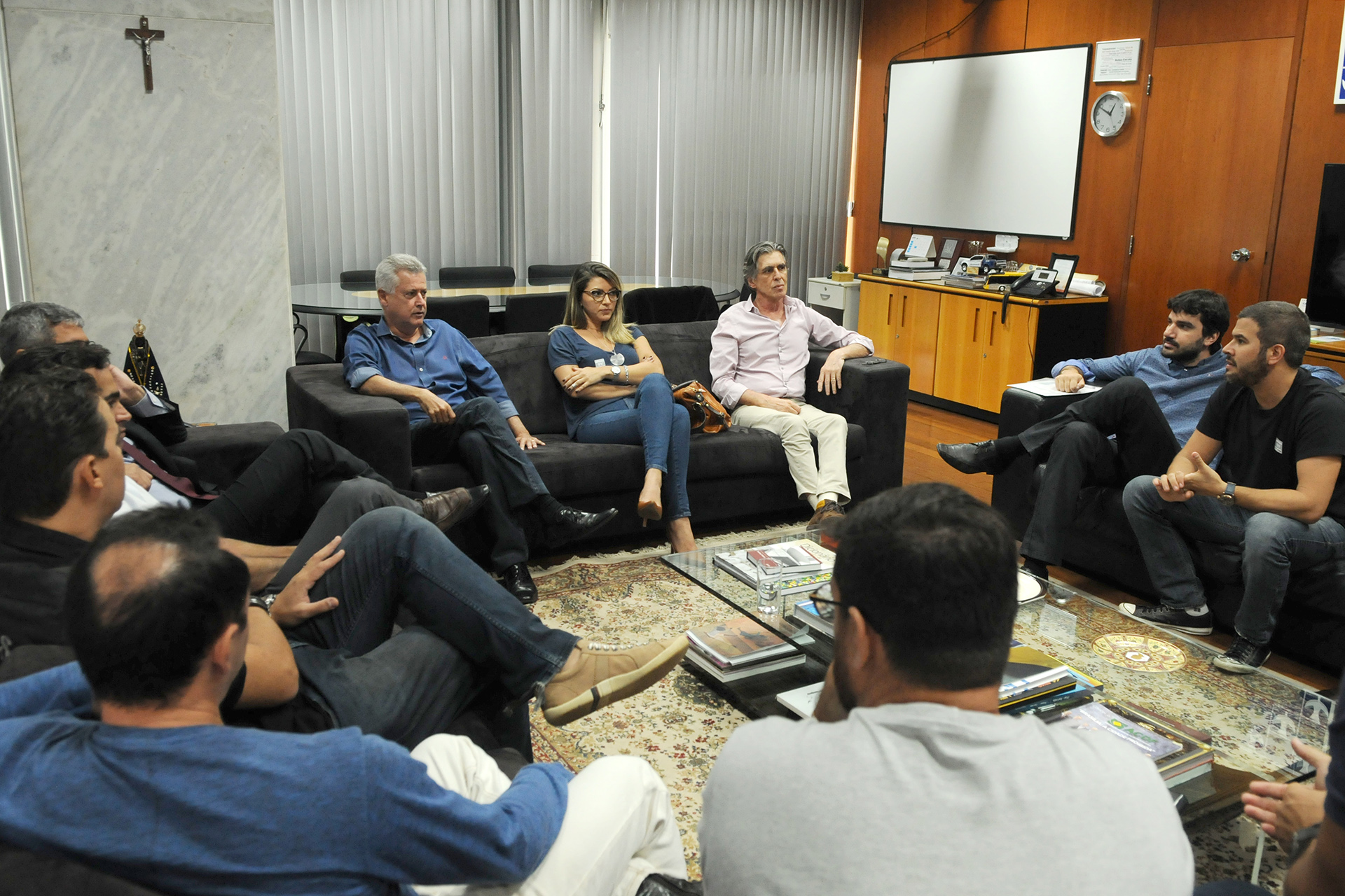 Em reunião com representantes de produtores culturais de Brasília, nesta segunda (26), o governador Rodrigo Rollemberg reforçou o empenho em apoiar eventos que fortalecem a produção local