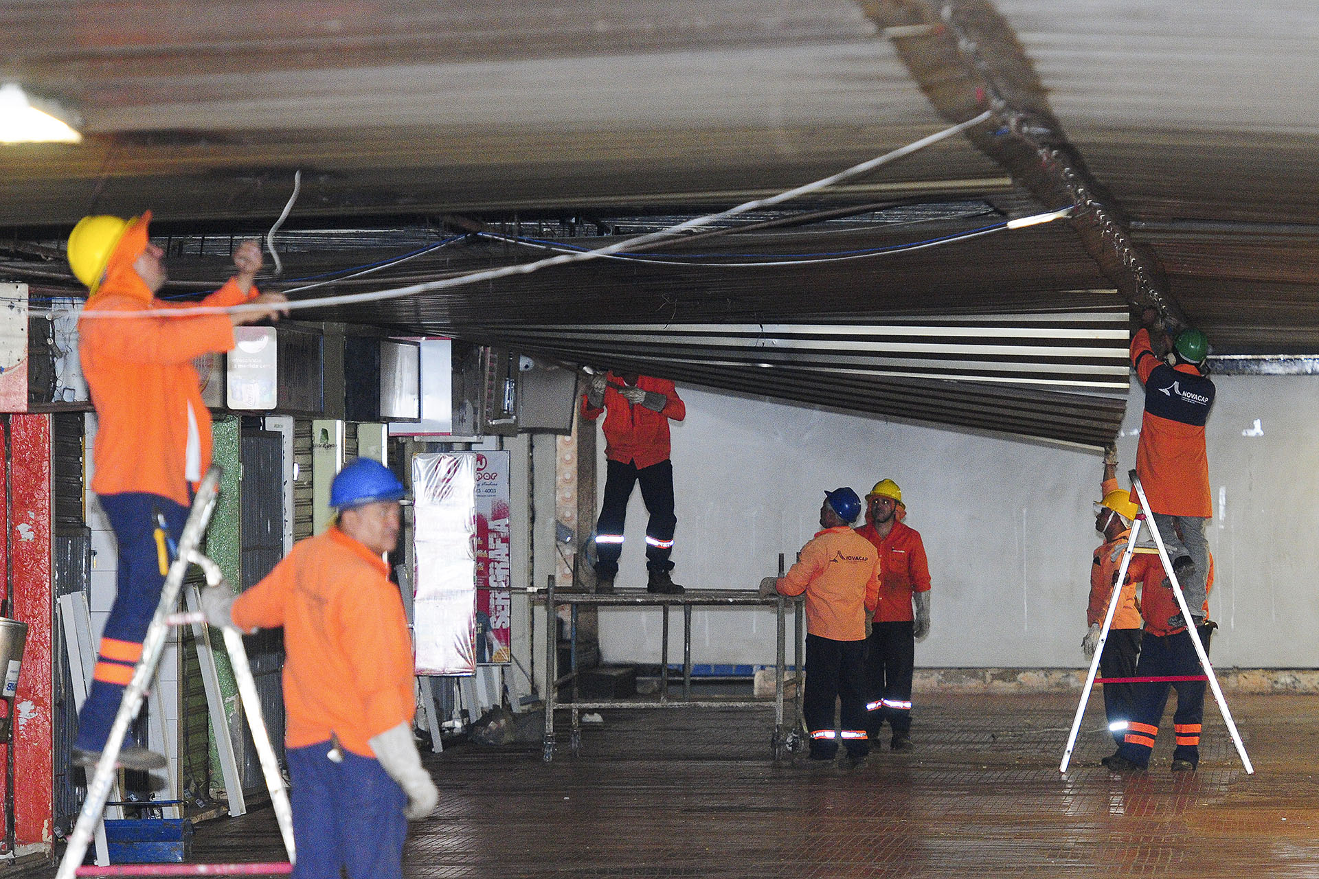 Equipes da Novacap fazem trabalhos de manutenção na Galeria dos Estados. Foto: Dênio Simões/Agência Brasília