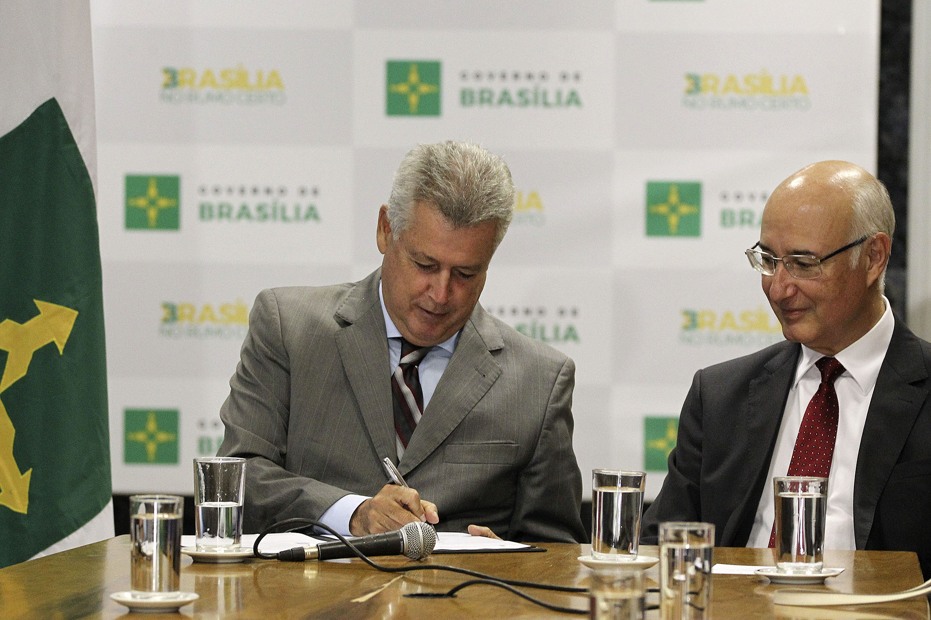 O governador Rodrigo Rollemberg, ao lado do presidente do TST, ministro Ives Gandra, assinou o documento que formaliza a doação.