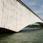 A estrutura da Ponte Honestino Guimarães, que liga a Asa Sul ao Lago Sul, está fora de perigo, e os veículos podem continuar a trafegar nela. Para manter a segurança, no entanto, o governo de Brasília colocará, nos próximos dias, sensores de monitoramento.