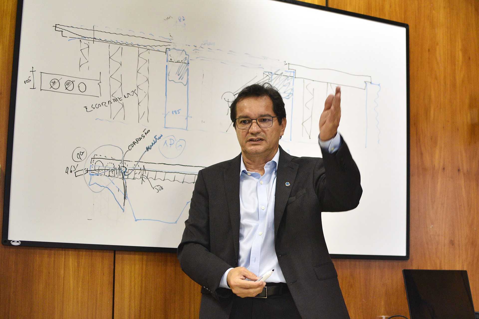 O levantamento feito pelo engenheiro Pedro de Almeida, professor da Universidade de São Paulo (USP) há 29 anos, aponta para a não demolição do tabuleiro central.