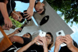 A Praça do Relógio, em Taguatinga, ganhou uma árvore digital, equipamento que oferece acesso à internet via Wi-Fi e permite carregar celulares e outros aparelhos. Alunos de escola pública testaram a conexão nesta terça (27), primeiro dia de funcionamento.