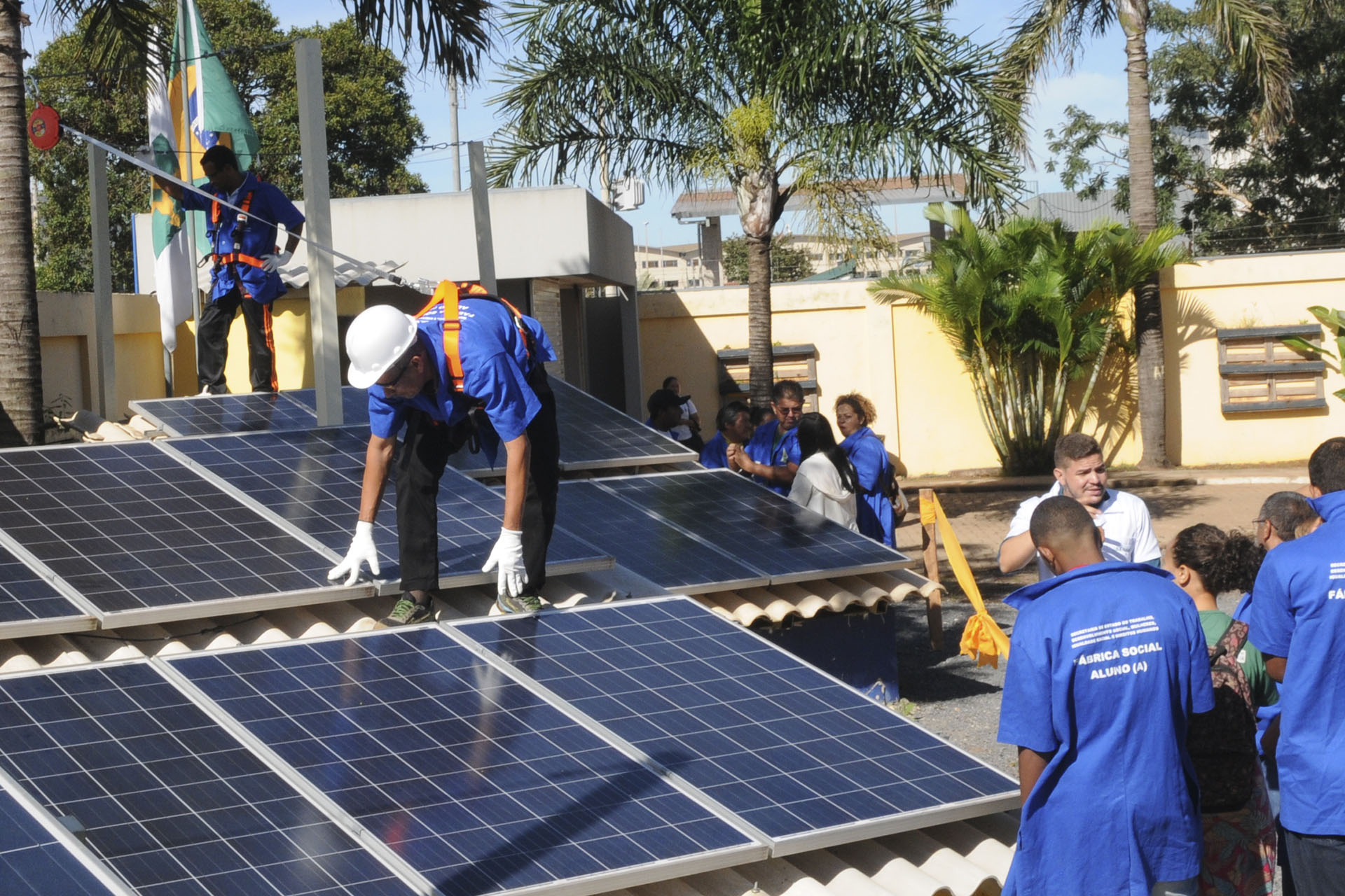 Sistema de placas fotovoltaicas da Fábrica Social foi instalado pelos alunos da instituição