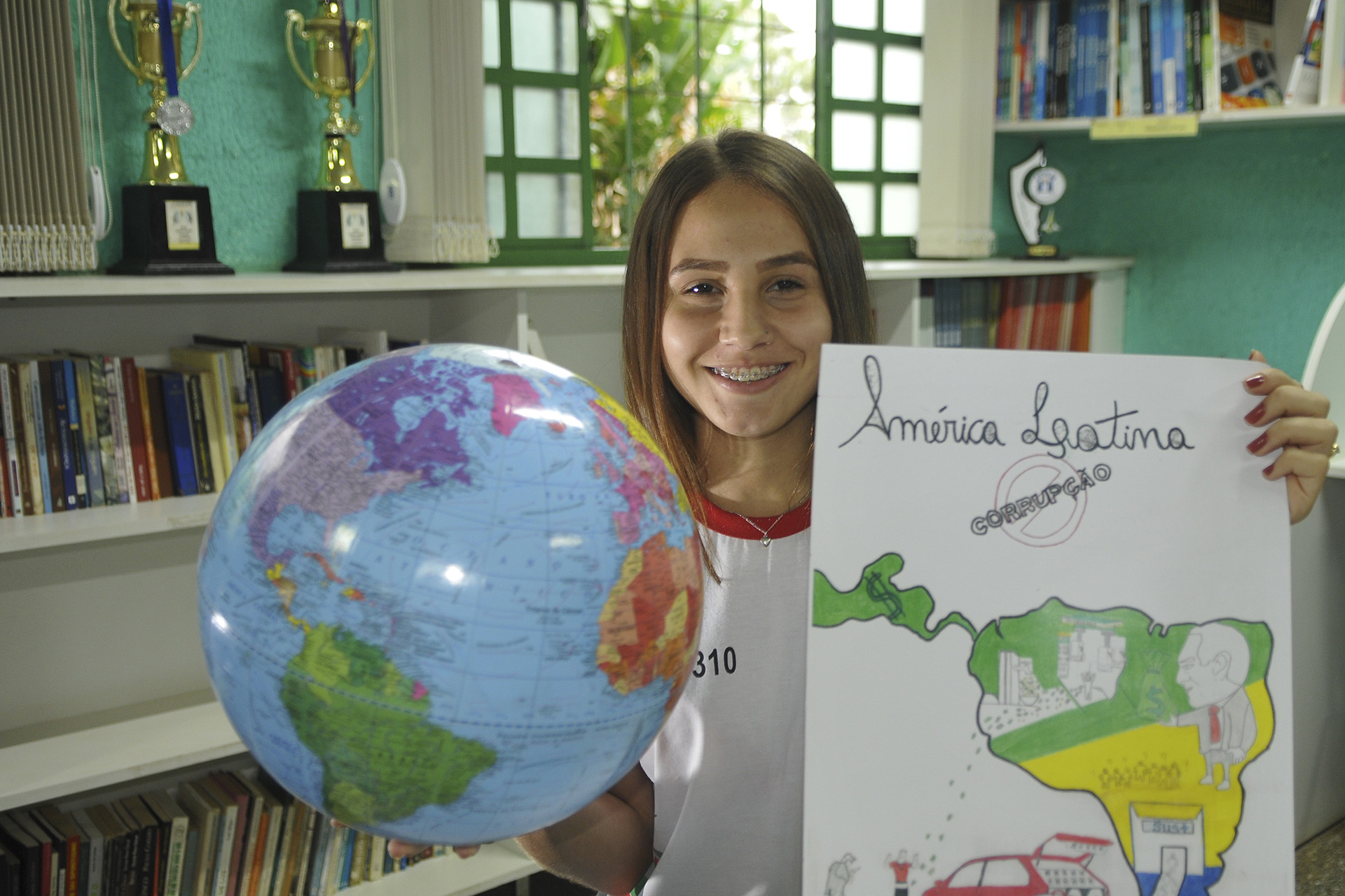 Amanda Cristina Silva Almeida, aluna do Centro Educacional 310 de Santa Maria, ganhou em prêmio da Sociedade Brasileira de Cartografia.