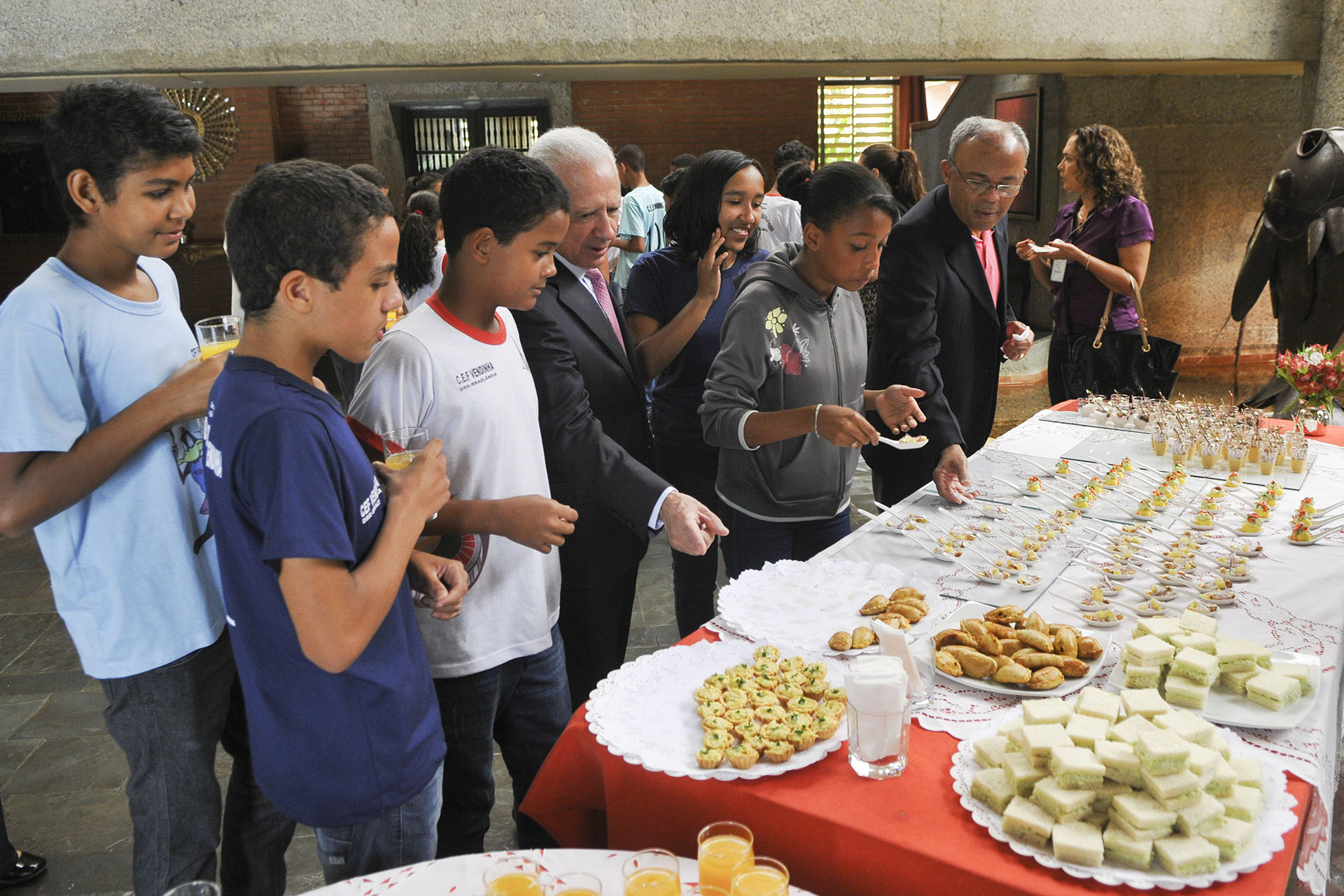 O embaixador do Peru no Brasil, Vicente Rojas Escalante, apresentou aos alunos do Centro de Ensino Fundamental Vendinha, de Brazlândia, detalhes da cultura peruana como alguns pratos típicos.