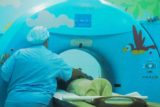 Paciente é atendido em tomógrafo no Hospital da Criança de Brasília José Alencar.