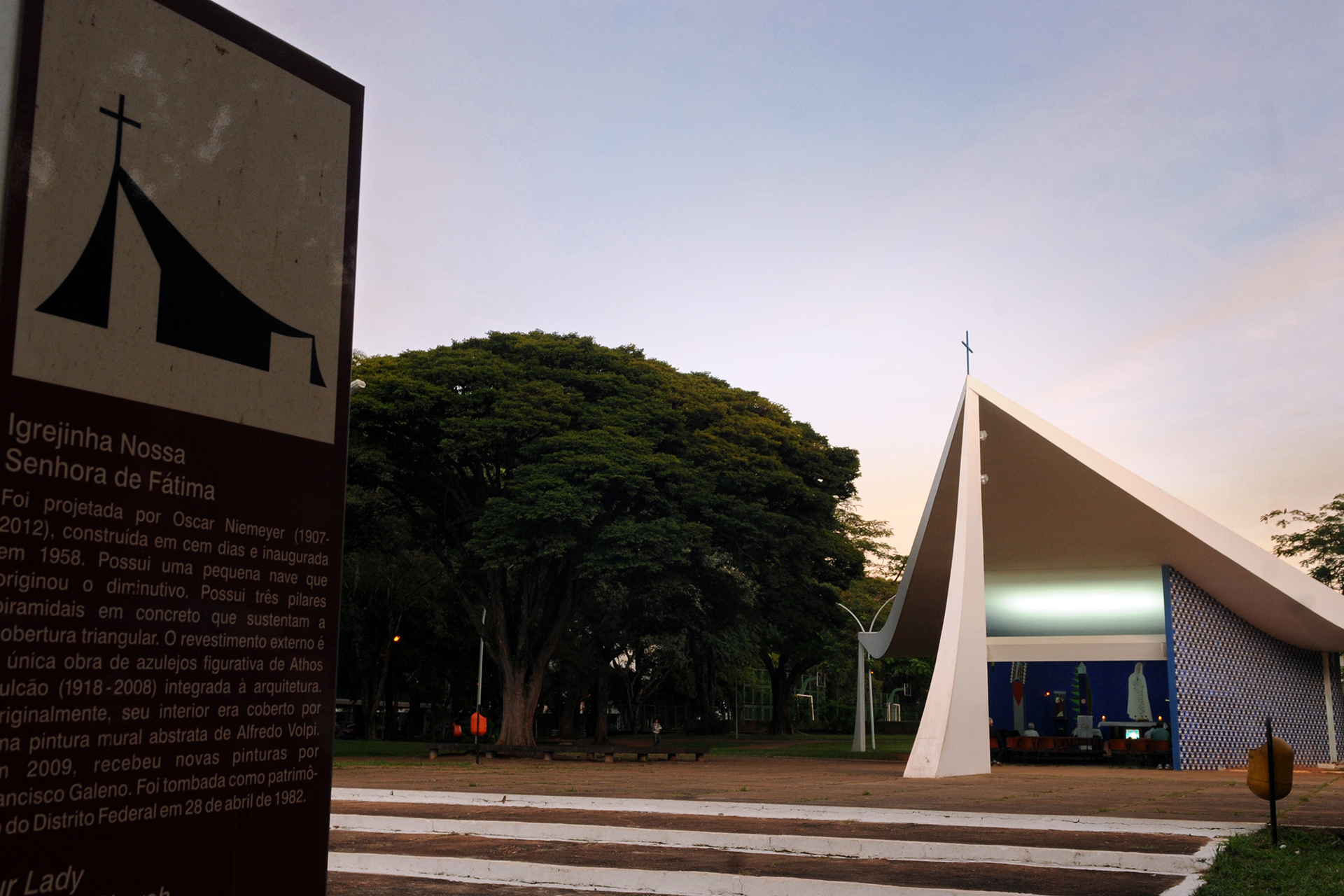 Igrejinha da Asa Sul, projetada por Oscar Niemeyer, completará seis décadas em junho. Governador Rodrigo Rollemberg esteve no local na manhã desta sexta-feira (20)