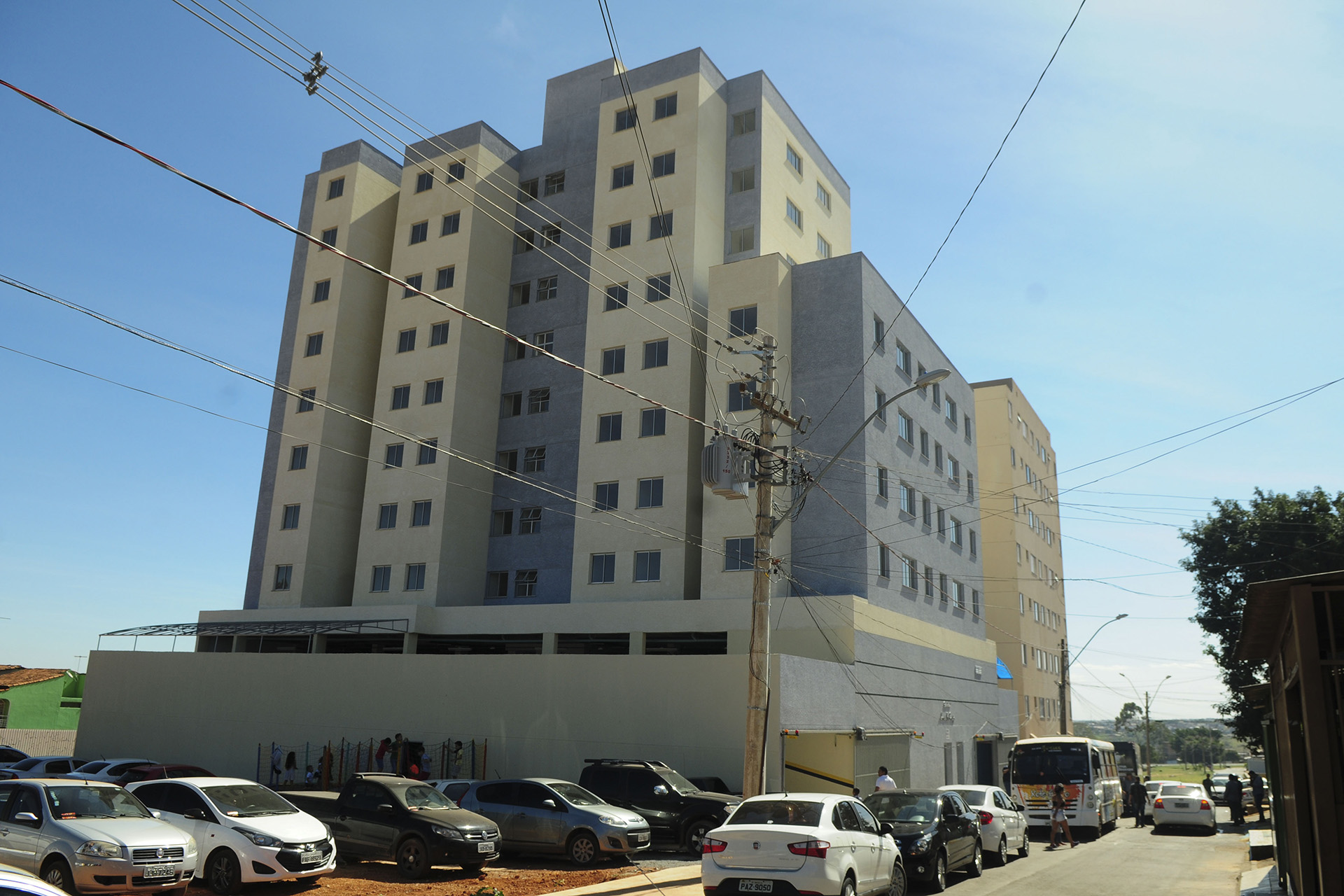 Moradores receberam 56 apartamentos na QR 403 de Samambaia.