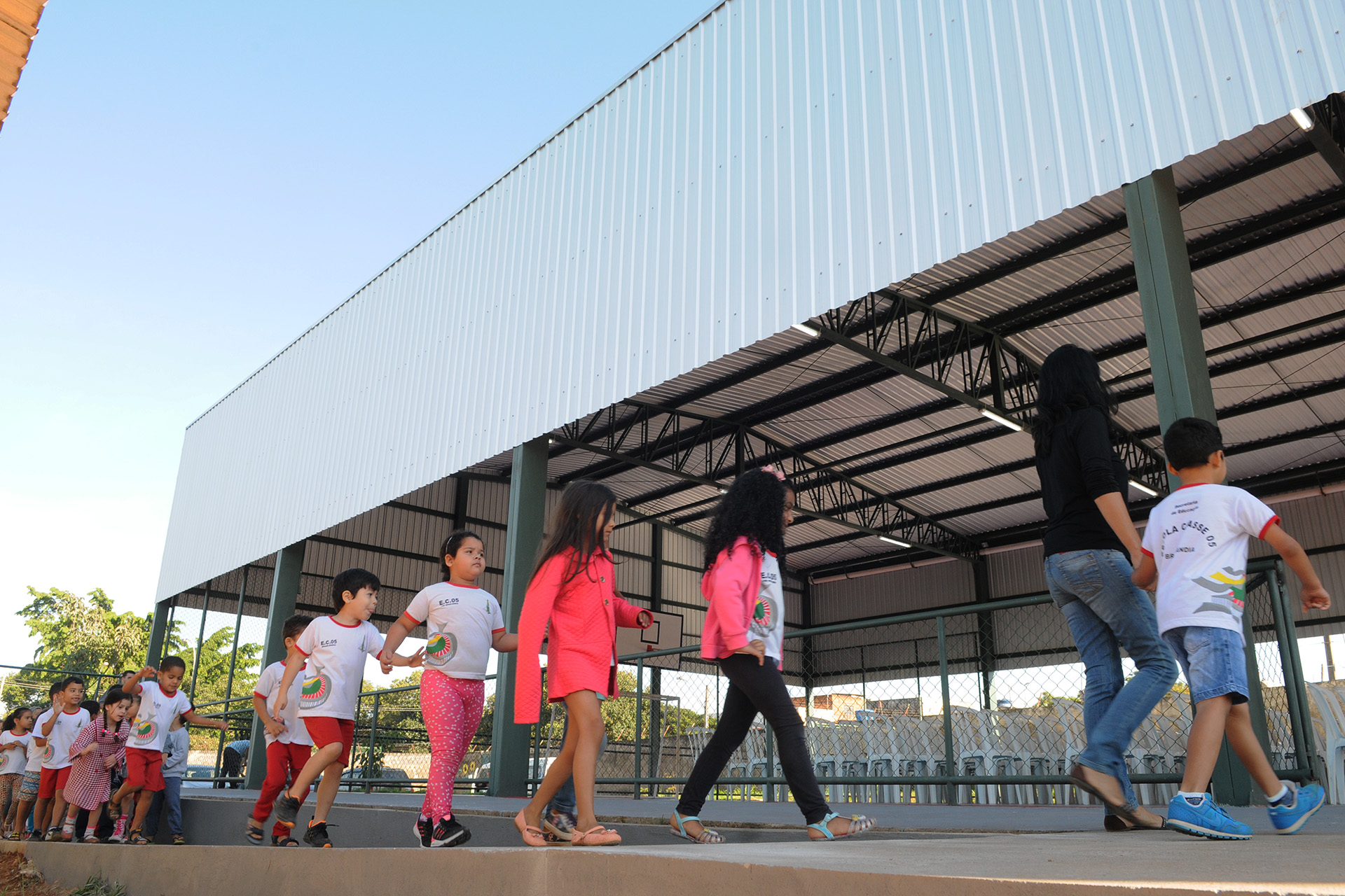 Três escolas da rede pública de ensino de Brazlândia receberam melhorias. Reformas em três instituições foram entregues nesta sexta (8). O governo investiu R$ 750 mil em pintura, instalação de cobertura em quadra de esporte e substituição de piso.