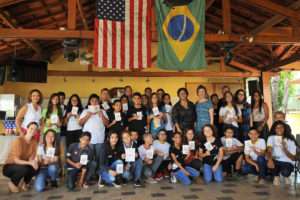 Com passaporte em mãos, cerca de 30 alunos do 6º e do 7º ano do Centro de Ensino Fundamental 404 de Samambaia conheceram um pouco mais da cultura dos Estados Unidos da América.