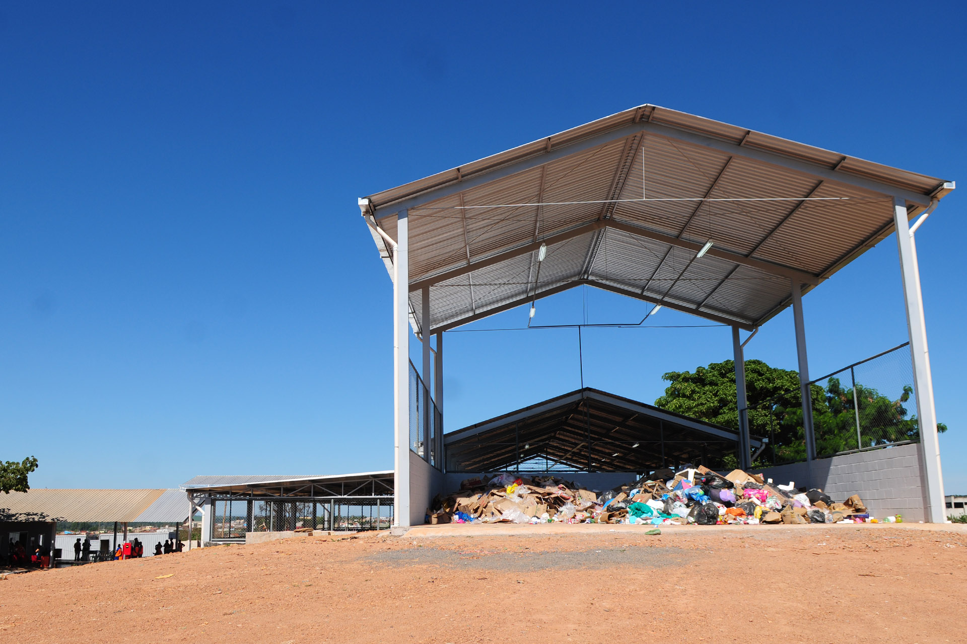 Com capacidade para receber até 20 toneladas de resíduos por dia, a instalação será ocupada pela Associação dos Catadores e Recicladores de Resíduos Sólidos de Brazlândia (Acobraz). A organização tem contratos de triagem e coleta seletiva com o Serviço de Limpeza Urbana (SLU) e já atuava no local.