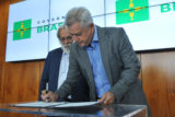 Governador de Brasília, Rodrigo Rollemberg assinou decreto que estabelece o zoneamento de usos do espelho d’água na manhã desta quarta-feira (26).