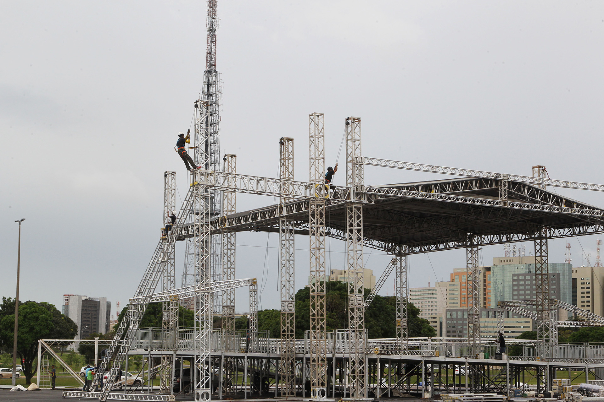 As estruturas para os shows da virada, tanto no estacionamento do Estádio Nacional de Brasília Mané Garrincha quanto na Praça dos Orixás – mais conhecida como Prainha –, estarão prontas até domingo (30).