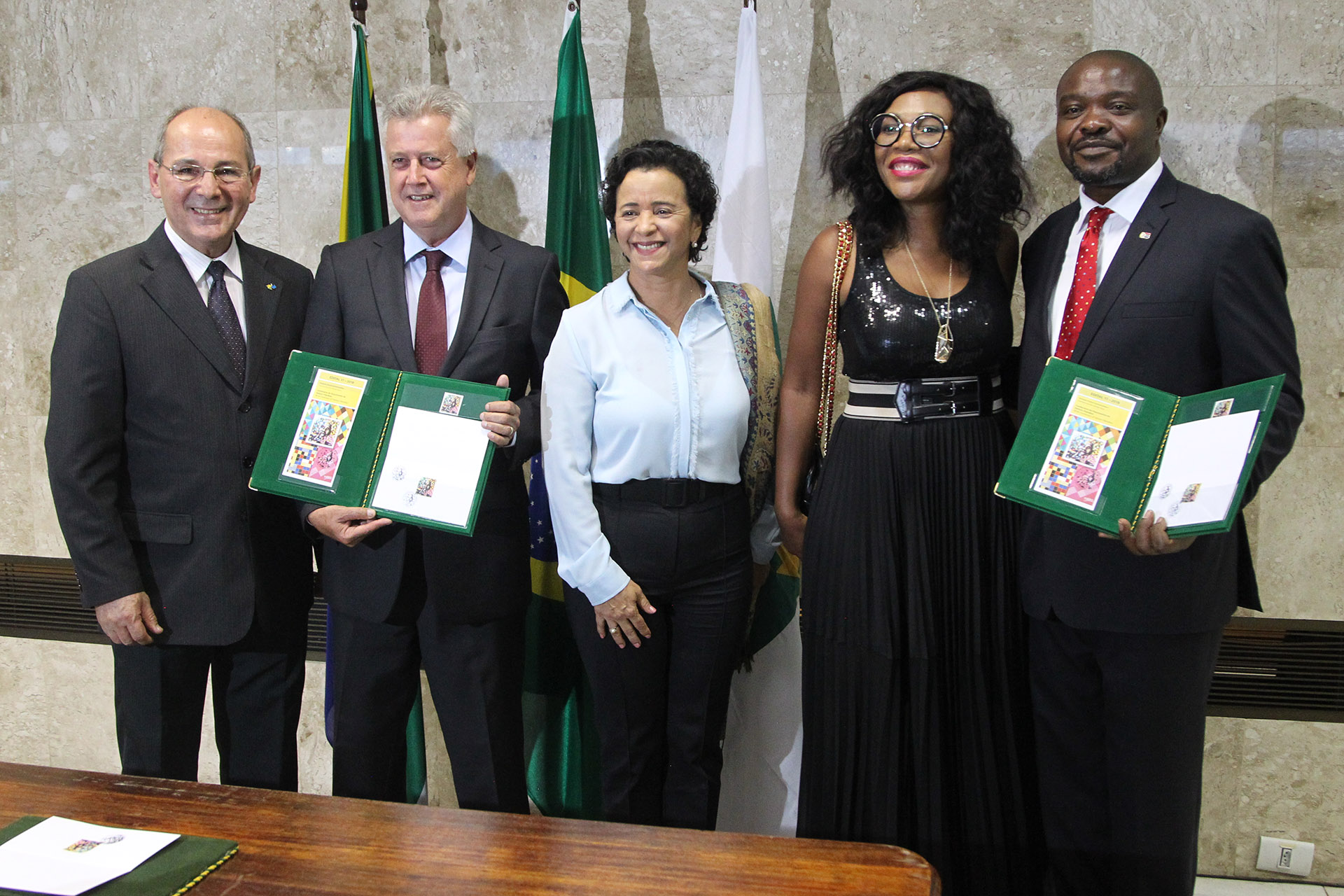 O selo comemorativo do centenário de nascimento de Nelson Mandela foi lançado nesta segunda-feira (10) no Salão Branco do Palácio do Buriti. A homenagem é uma parceria da Embaixada da África do Sul com os Correios e o governo de Brasília.