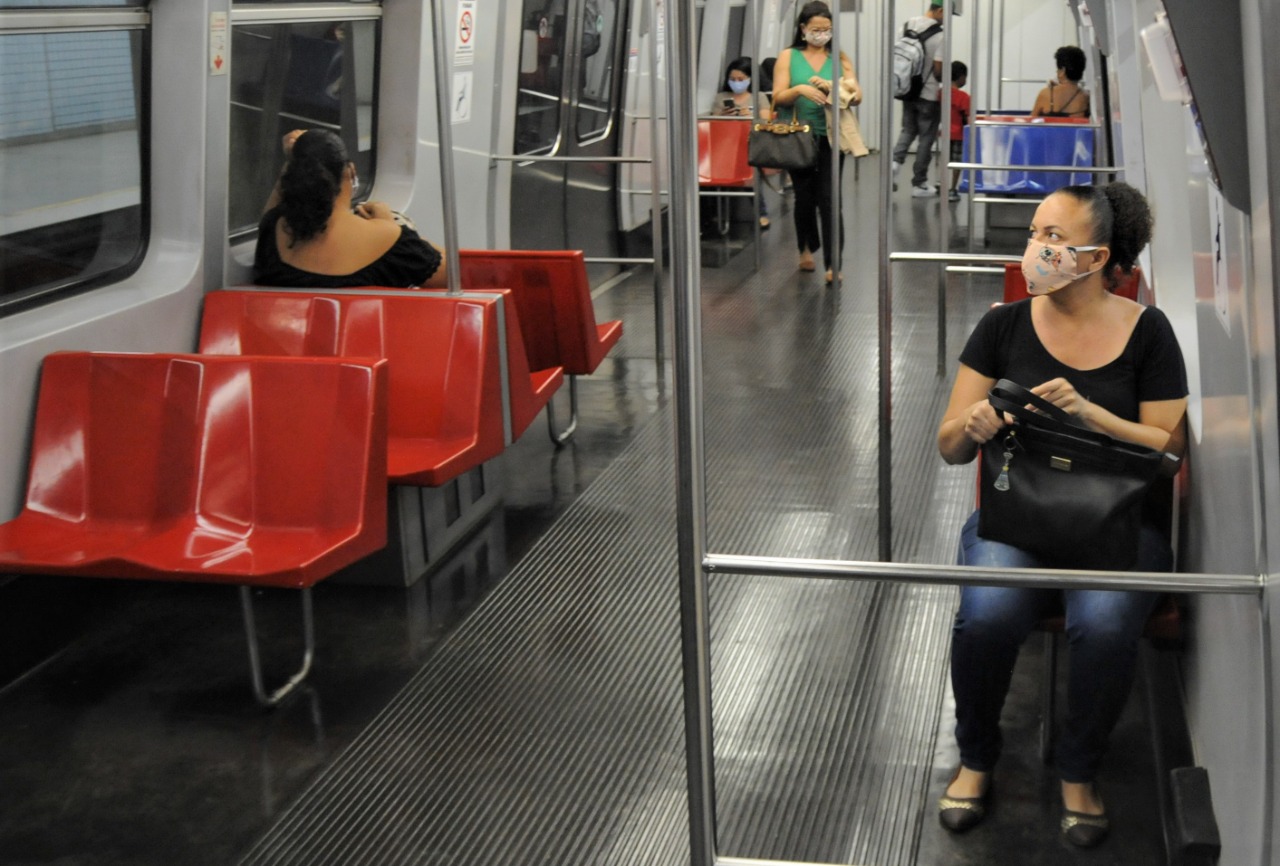 Passageiros de transporte público poderão circular sem máscara ...