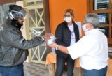 GDF distribui máscaras e álcool em gel para motoboys