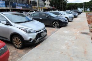 Ao estacionar de forma inadequada, o condutor pode impedir ou atrasar o acesso de veículos de socorro a quem realmente precisa | Foto: Paulo H. Carvalho / Agência Brasília