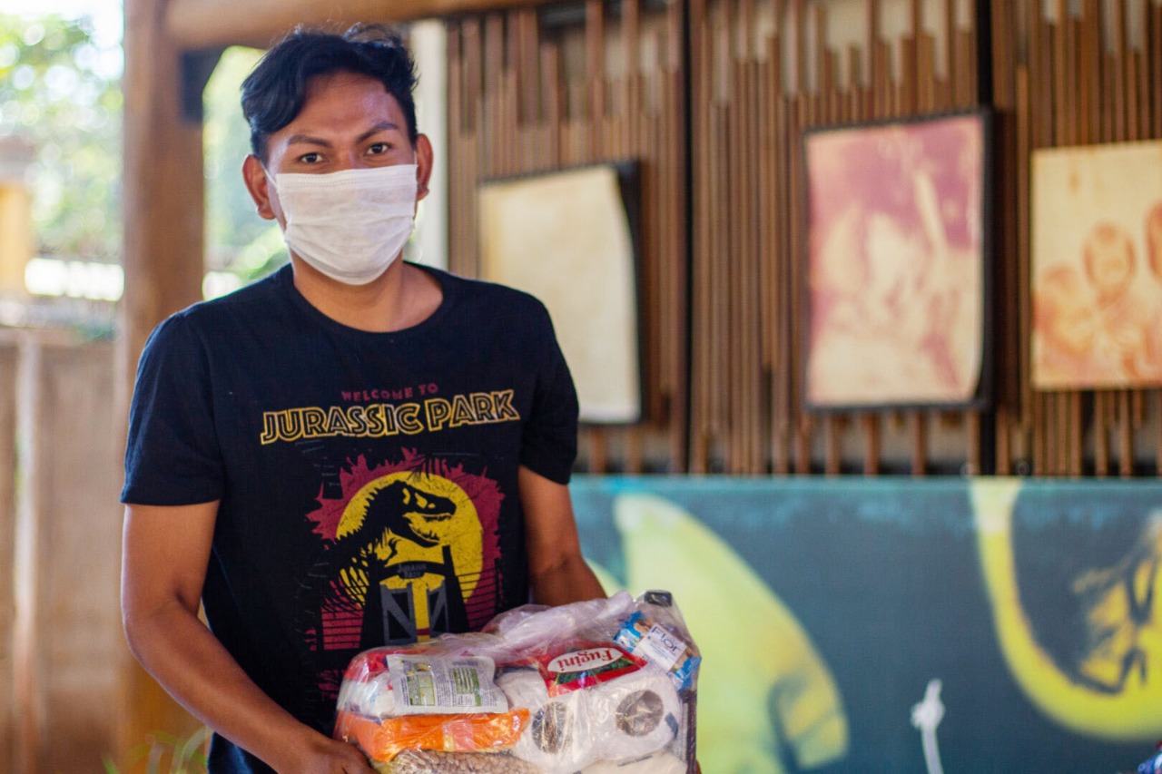 José Barreira Meãmücû, estudante de Letras na UnB, recebeu a cesta e destacou sua preocupação com a insegurança alimentar dos estudantes indígenas da universidade  | Foto: Marina Gadelha