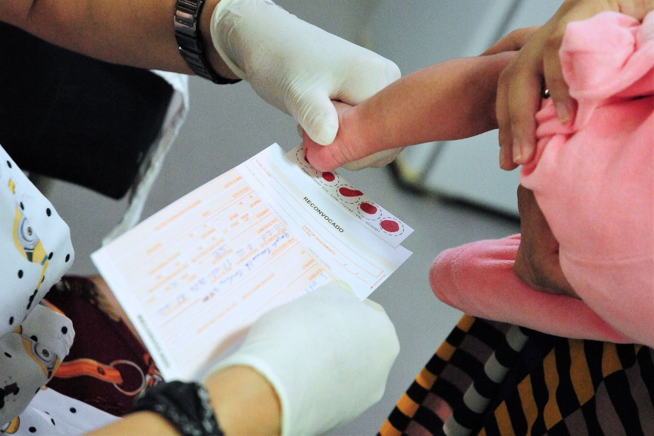 A coleta do sangue para o exame acontece, geralmente, com 48 horas de vida do recém-nascido e o ideal é que o teste do pezinho seja feito até o quinto dia de vida | Foto: Breno Esaki / Agência Saúde DF