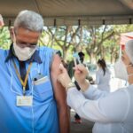 Para se vacinar, o rodoviário precisa apresentar um documento oficial de identificação, para que a identidade do usuário seja conferida com o nome na lista enviada pelo sindicato | Foto: Geovana Albuquerque/Agência Saúde