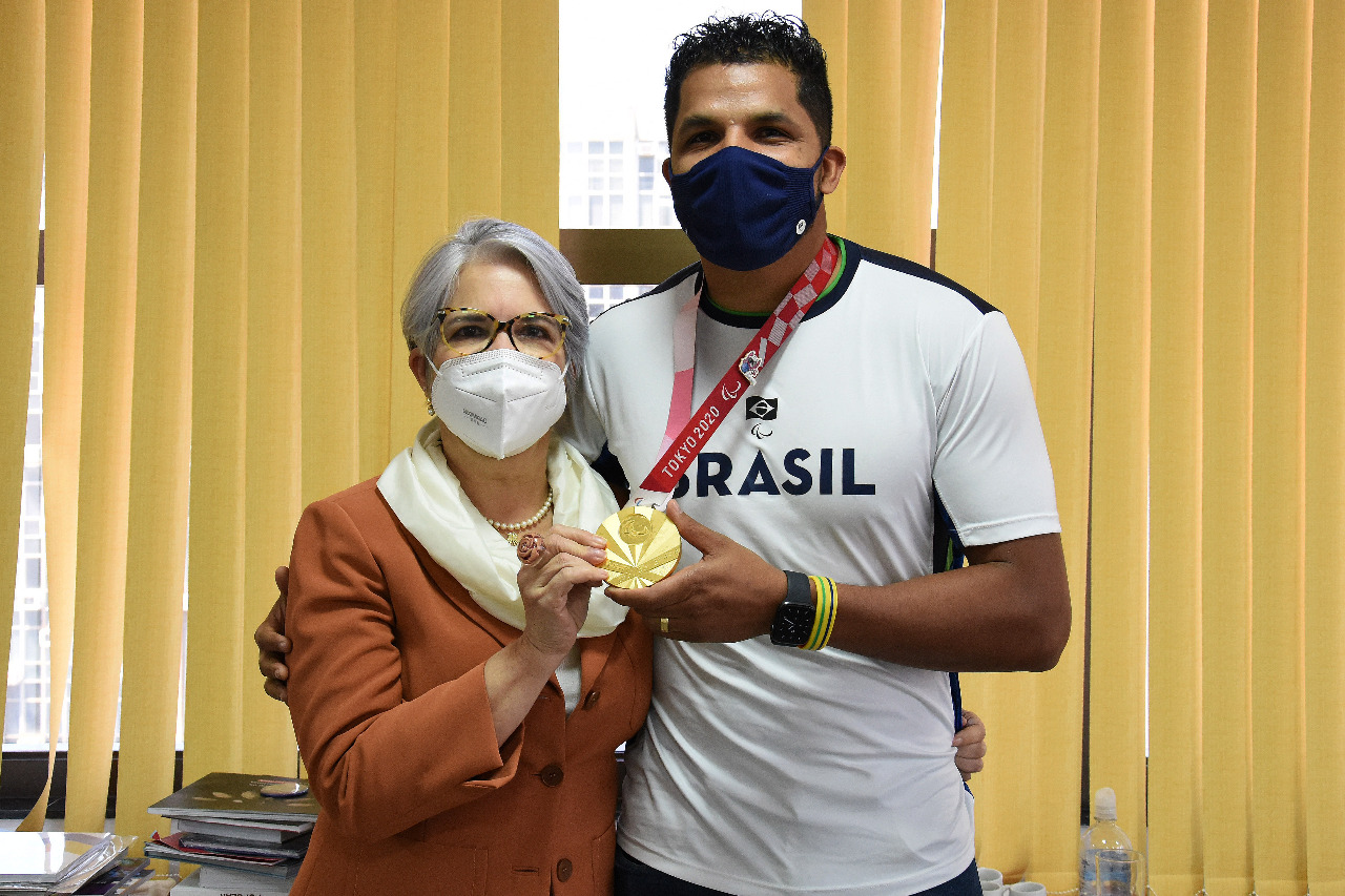 Leomon Moreno, recebido pela secretária Hélvia Paranaguá, foi ouro com a Seleção Brasileira de Goalball nos Jogos Paralímpicos de Tóquio | Foto: Mary Leal/SEEDF