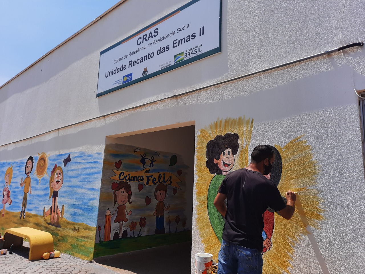 Por meio de uma parceria com a Administração Regional do Recanto das Emas, Jóia está colorindo a cidade | Foto: Ádamo Dan/Sedes