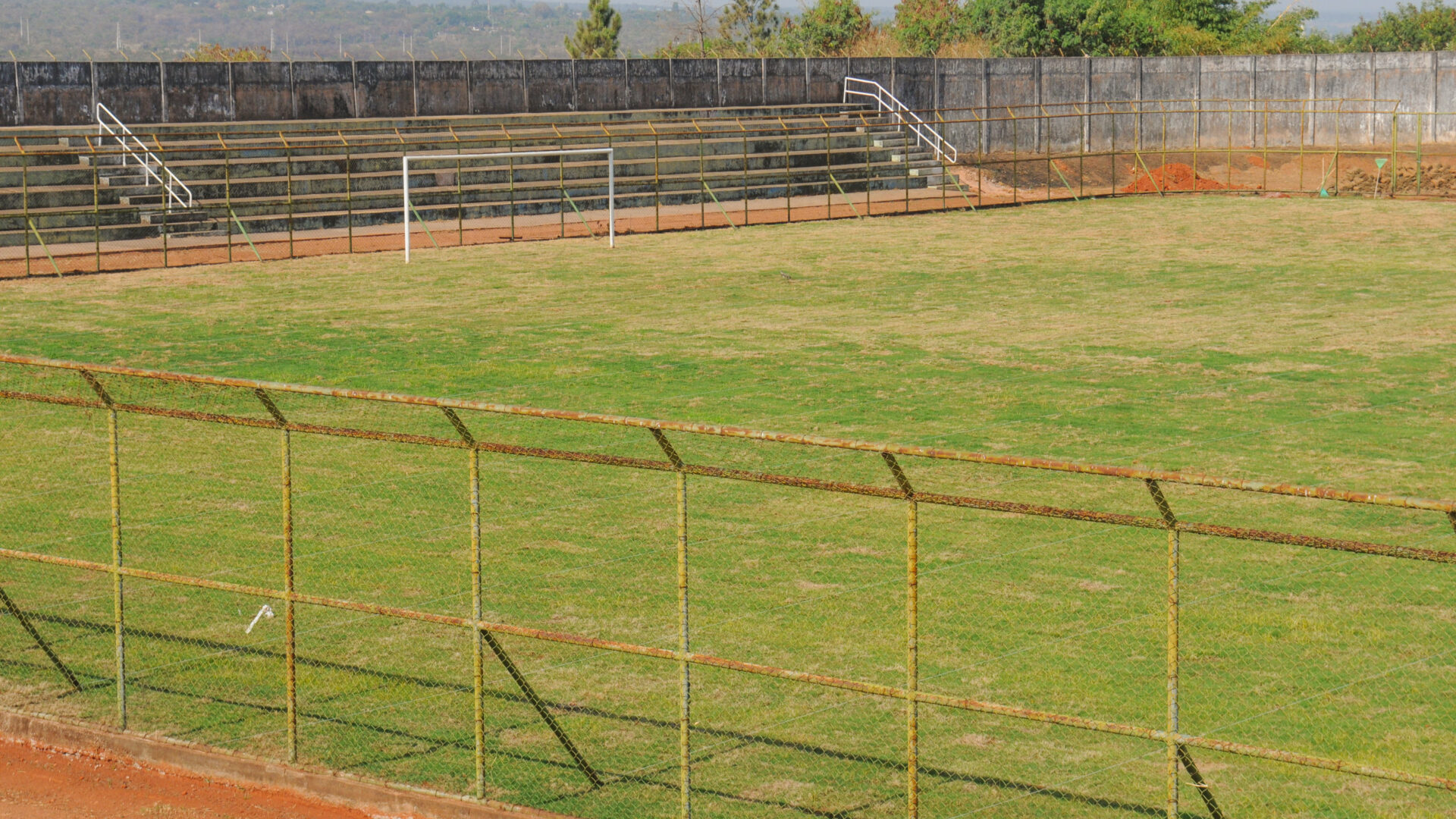 Os buracos do campo de futebol deram lugar ao gramado verdinho, que chama a atenção nessa época seca de Brasília | Foto: Paulo H. Carvalho/Agência Brasília
