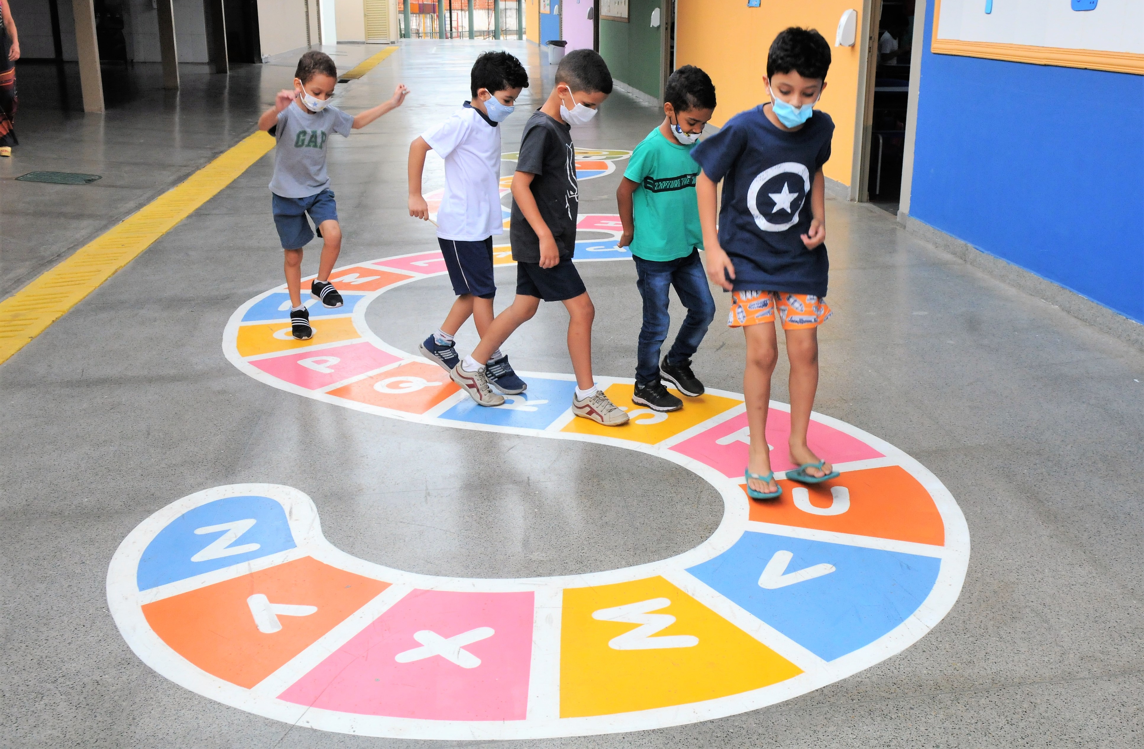 Escola de Educação Infantil São Chiquinho - Os jogos educativos são grandes  aliados na hora de ensinar as cores às crianças. Podem ser feitos em casa  mesmo, com material disponível. O ingrediente