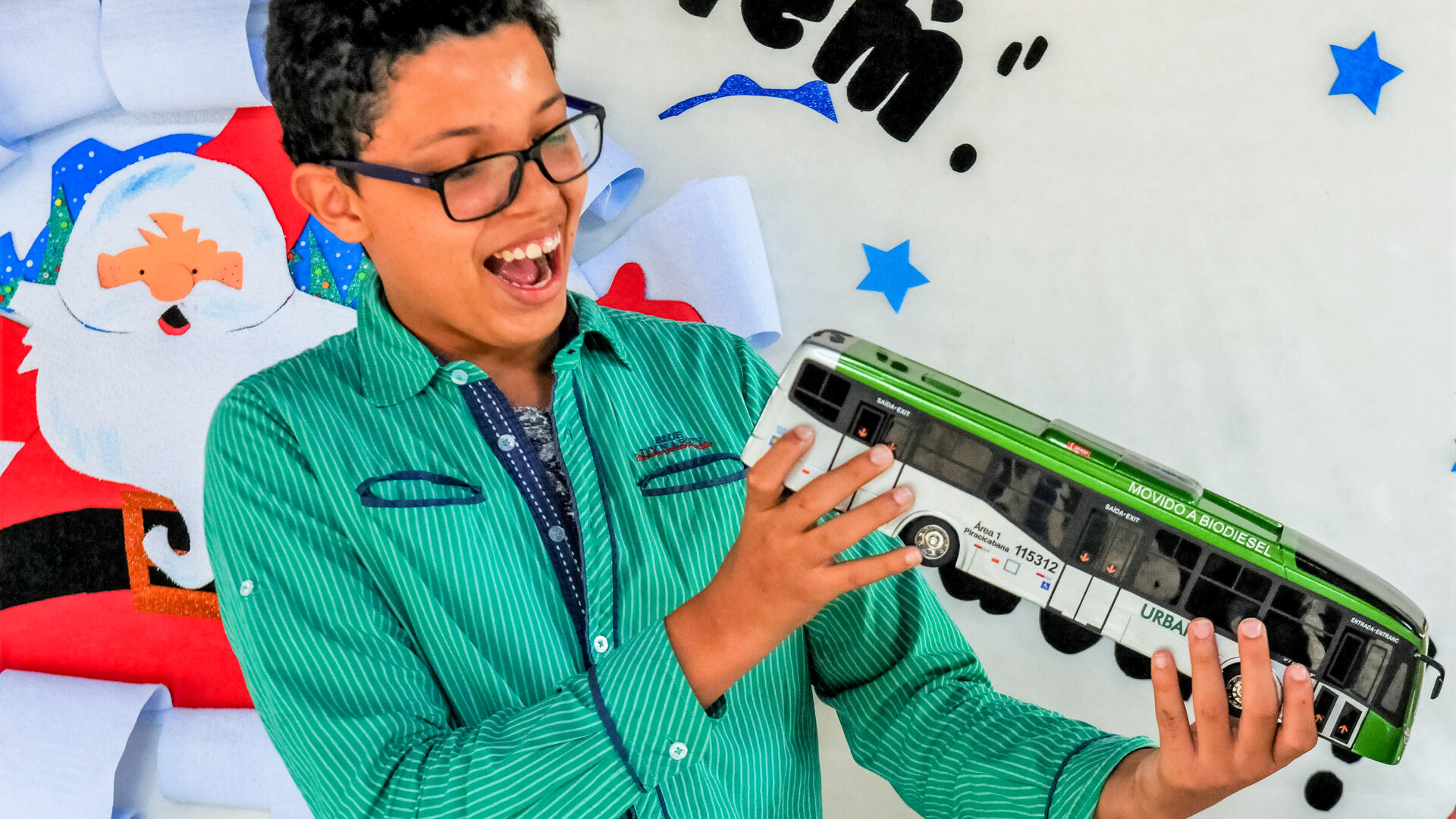 A Secretaria de Transporte e Mobilidade preparou uma surpresa para o estudante Pedro Henrique: a doação de uma réplica em miniatura de um ônibus utilizado nas ruas do Distrito Federal | Foto: Paulo H. Carvalho