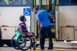 A plataforma elevatória é considerada o principal item de acessibilidade nos ônibus | Foto: Lúcio Bernardo Jr