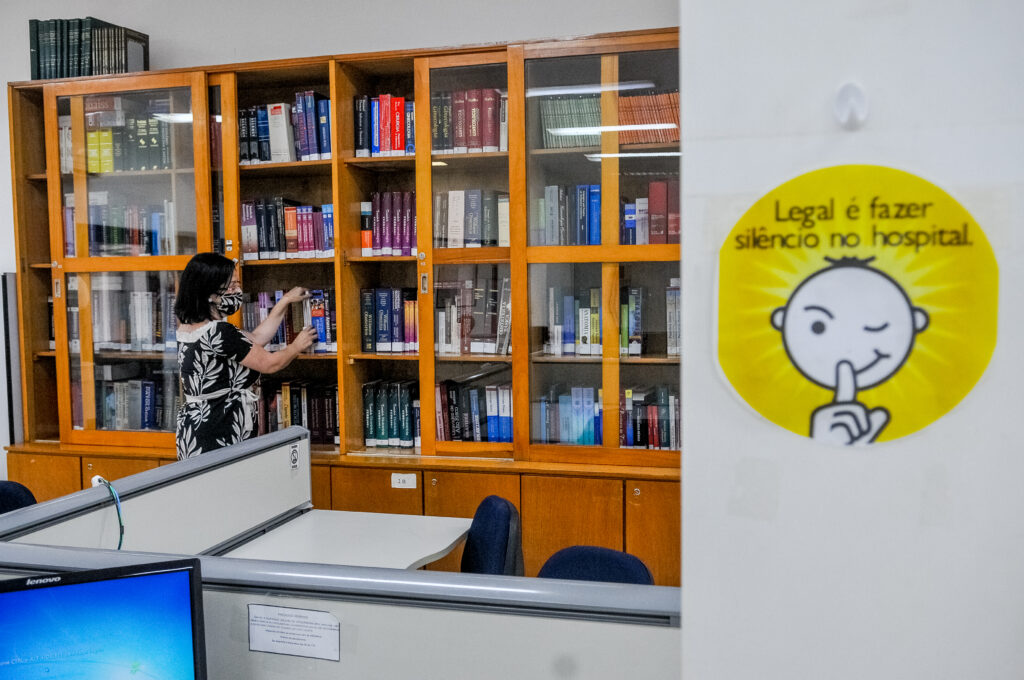 Cada biblioteca tem um acervo especializado em uma área da saúde. No caso do HMIB, o conteúdo é focado em obras de pediatria, ginecologia e obstetrícia | Fotos: Joel Rodrigues/Agência Brasília