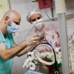 O trabalho é realizado pela equipe multidisciplinar de neonatologia da unidade | Foto: Breno Esaki/Agência Saúde