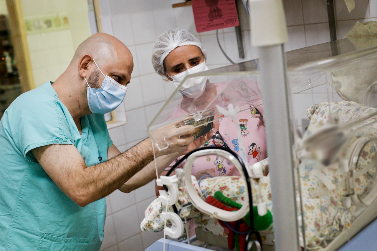 O trabalho é realizado pela equipe multidisciplinar de neonatologia da unidade | Foto: Breno Esaki/Agência Saúde