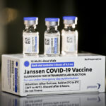 Foram recebidas 10.250 doses da vacina Janssen enviadas pelo Ministério da Saúde para o início da nova etapa| Foto: Breno Esaki/Agência Saúde