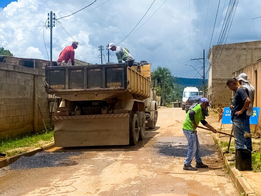 Na Fercal e em Sobradinho, equipes do GDF Presente trabalharam para tapar buracos | Foto: Divulgação/GDF Presente