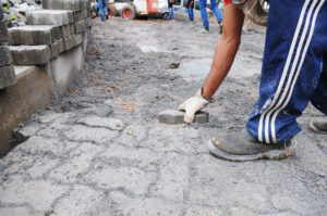 Os materiais que estão sendo utilizados na pavimentação de cerca de 1,2 quilômetro linear de extensão foram doados por três empresas da região | Foto: Paulo H Carvalho /Agência Brasília