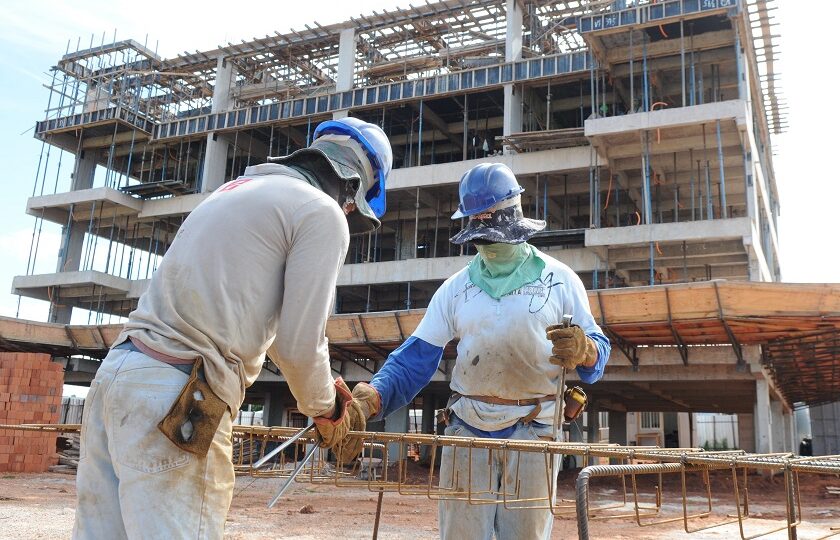 Vagas para mecânicos e profissionais de construção civil - Agência Brasília