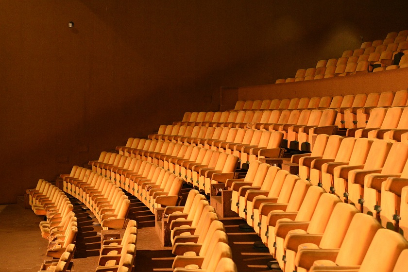 A Sala Martins Pena possui capacidade de 407 lugares, com poltronas desenhadas pelo arquiteto Sérgio Rodrigues; o palco tem 235 m², com 12 m de abertura e 15 de profundidade, e a sala conta ainda com elevador e 15 camarins | Foto: Divulgação/Secec