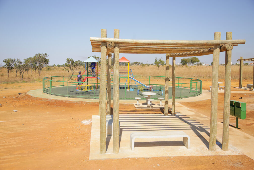 O Parque Ecológico de Santa Maria tem parquinho infantil, Ponto de Encontro Comunitário (PEC), quadras de areia e poliesportiva, pergolado ao ar livre e mesas com bancos de concreto | Foto: Tony Oliveira/Agência Brasília