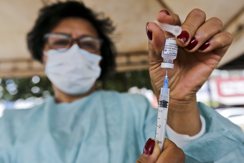 O DF atingiu a marca de 5.281.008 vacinas contra a covid-19 aplicadas: “Já vacinamos muito. Mas não estamos satisfeitos ainda”, afirma o secretário de Saúde, general Manoel Pafiadache | Foto: Breno Esaki/Agência-DF