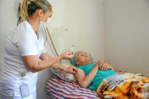 Impossibilitada de andar pela idade e por uma séria de complicações de saúde, a idosa Olívia Pereira da Silva, 87 anos, recebeu a vacina em casa