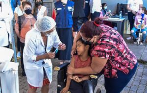Carlos Adalberto Pereira, de 8 anos, que tem paralisia cerebral – o primeiro vacinado do DF | Foto: Vinícius Melo / Agência Brasília