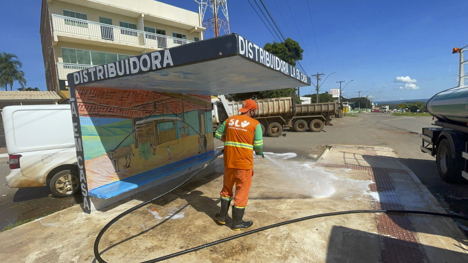 O trabalho de lavagem das paradas de ônibus envolveu profissionais do Serviço de Limpeza Urbana | Foto: Divulgação/GDF Presente