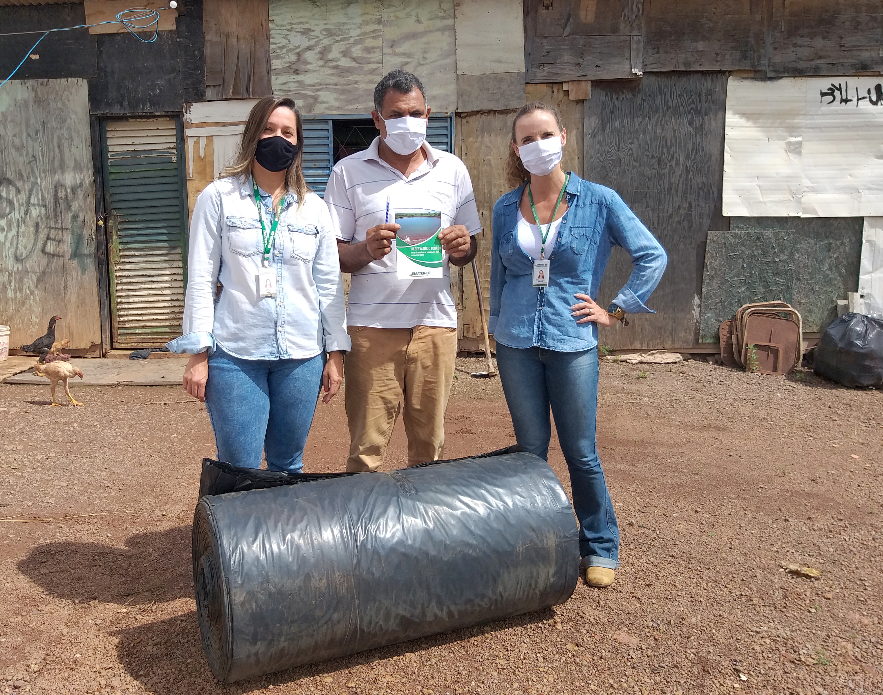 Extensionistas da Emater-DF entregam kit de lona a produtores do Assentamento 1º de Julho | Foto: Emater-DF