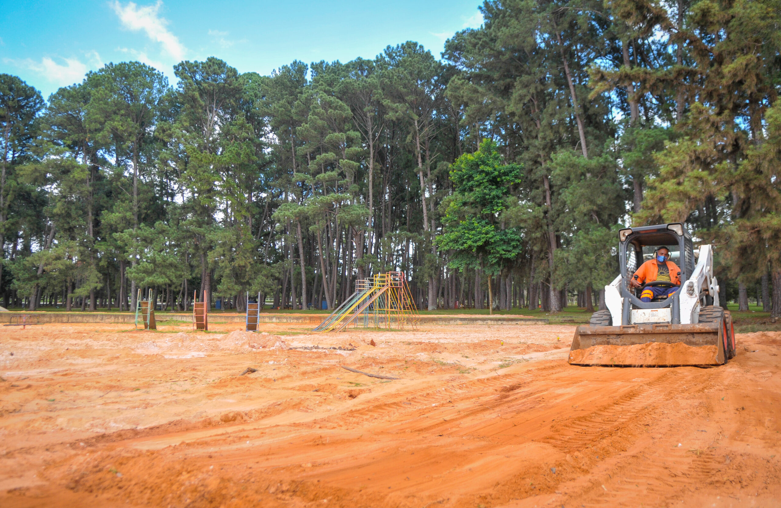 Uma máquina do tipo bobcat trabalha revirando e nivelando o extenso campo de areia do parque | Foto: Geovana Albuquerque/Agência Brasília
