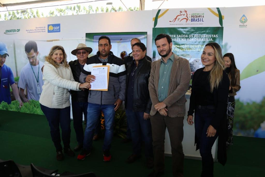 Durante a AgroBrasília, foram entregues 16 concessões de direito de uso (CDUs) e mais três cartas de anuência para produtores rurais do DF | Foto: Divulgação/Terracap