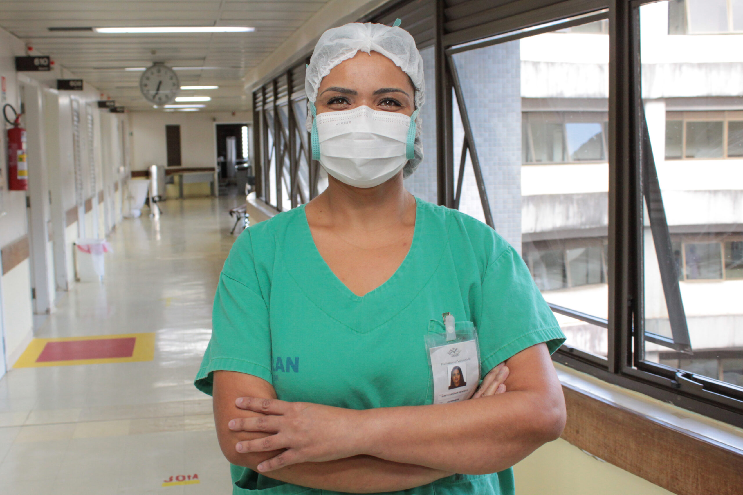 A enfermeira Marta Antônia da Rocha está tendo a primeira experiência profissional por meio do voluntariado | Foto: Tony Oliveira/Agência Brasília