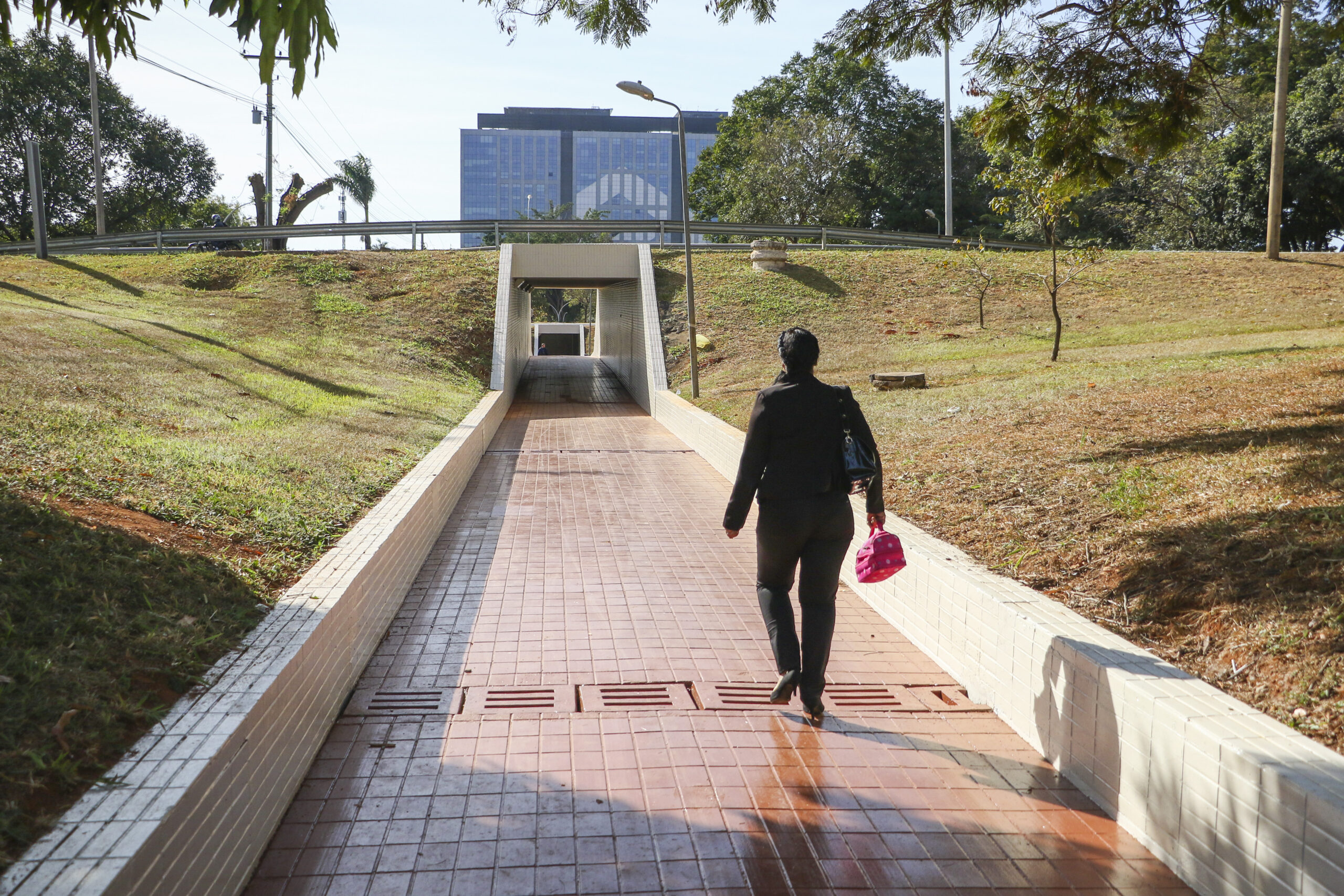 Os serviços nas 16 passagens subterrâneas do Plano Piloto incluem a reforma da rede de drenagem de águas pluviais e do piso, a limpeza das paredes e a substituição das lajotas danificadas, de corrimãos e da iluminação convencional por lâmpadas de LED | Foto: Renato Alves/Agência Brasília